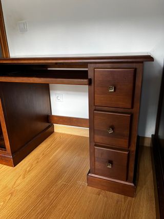 Escritorio de madera marrón