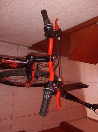 Bicicleta BTWIN Negra y Roja