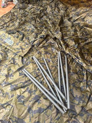 Lona Camo Tarp con varillas