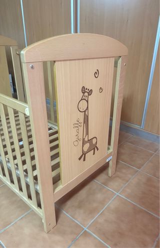 Cuna de madera para bebé