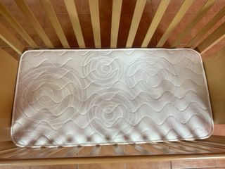 Cuna de madera para bebé