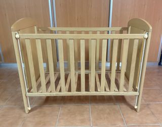 Cuna de madera para bebé