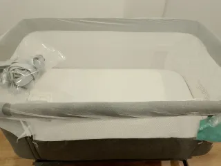 Cuna colecho gris con mosquitera