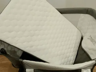 Cuna colecho gris con mosquitera