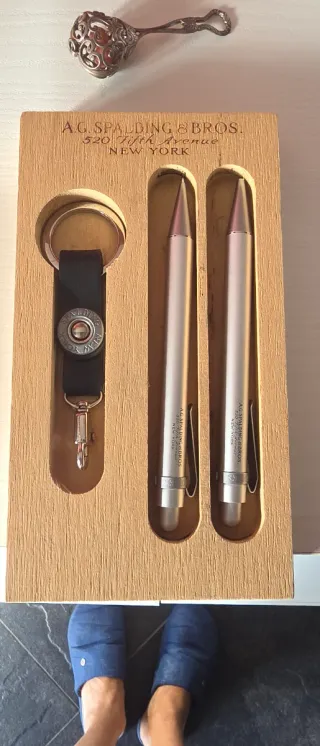 Penne e portachiavi AG Spalding & Bros