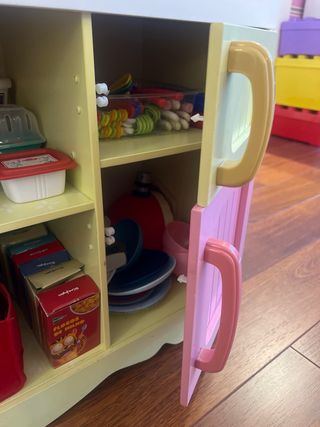 Cocinita de juguete rosa y amarilla