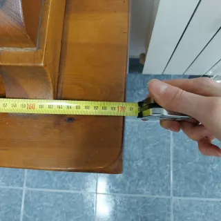 Alacena rústica de madera con puertas de cristal