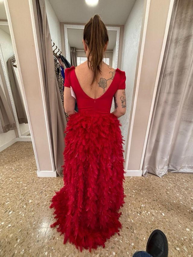 Vestido de plumas rojo talla 38, con etiqueta 