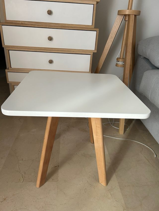 pack de Mesita auxiliar y cómoda de madera y lampa