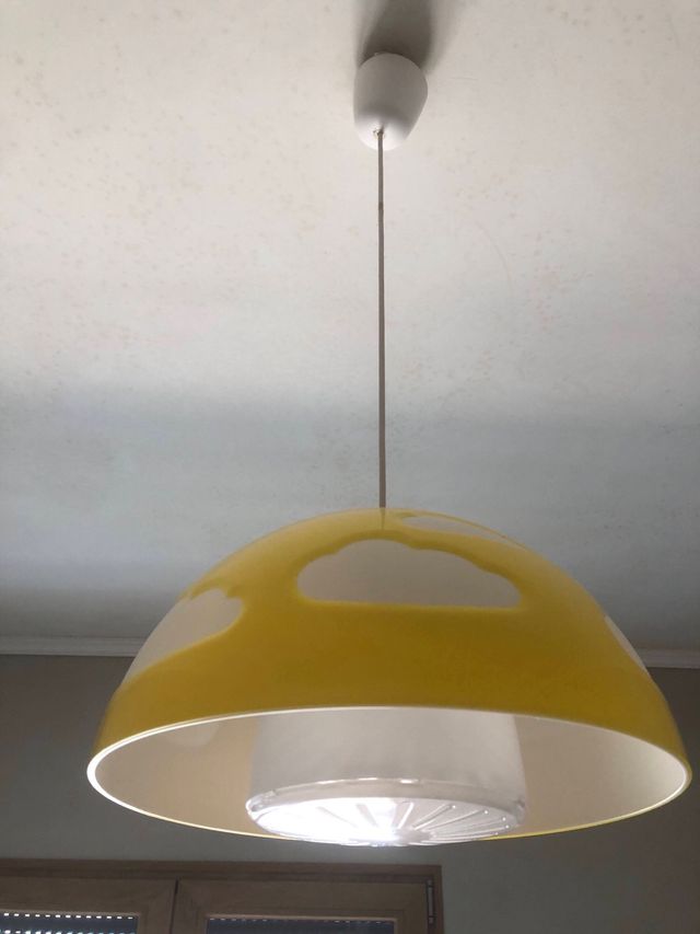 Candeeiro de teto amarelo com nuvens