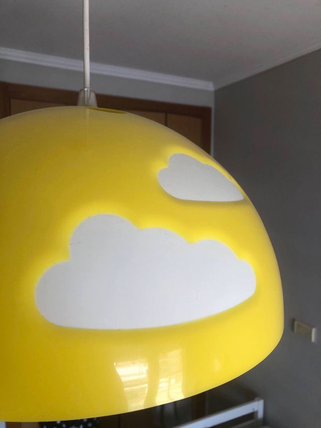 Candeeiro de teto amarelo com nuvens