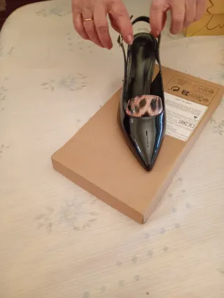 Zapatos de tacón negros con estampado