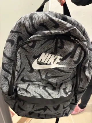 Mochila Nike Gris y Negra