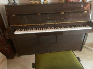 Piano Yamaha y taburete