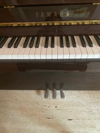 Piano Yamaha y taburete