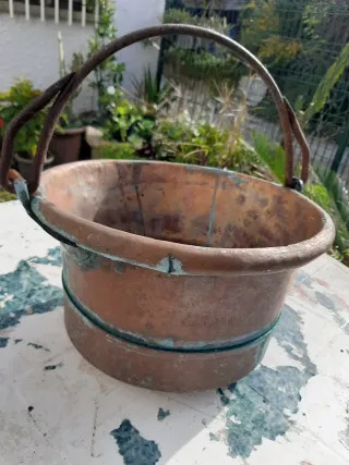 Antico secchio in rame artigianale