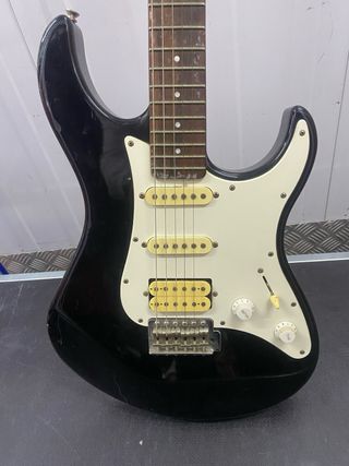 Guitarra Eléctrica Yamaha Negra