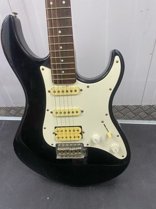 Guitarra Eléctrica Yamaha Negra