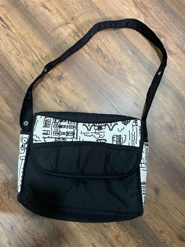 Bolso bandolera diseño urbano B/N