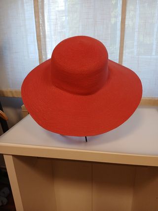 Sombrero fusia de ala ancha,