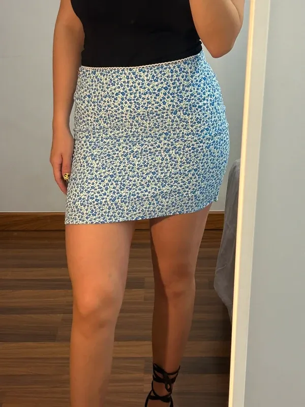 Falda mini floral azul y blanco