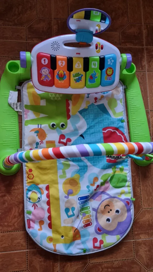 Gimnasio para bebé con piano y juguetes
