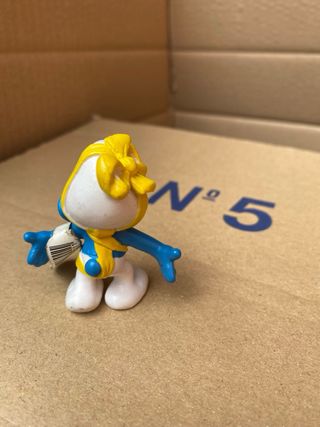 Figura Pitufo con lazo y con etiqueta