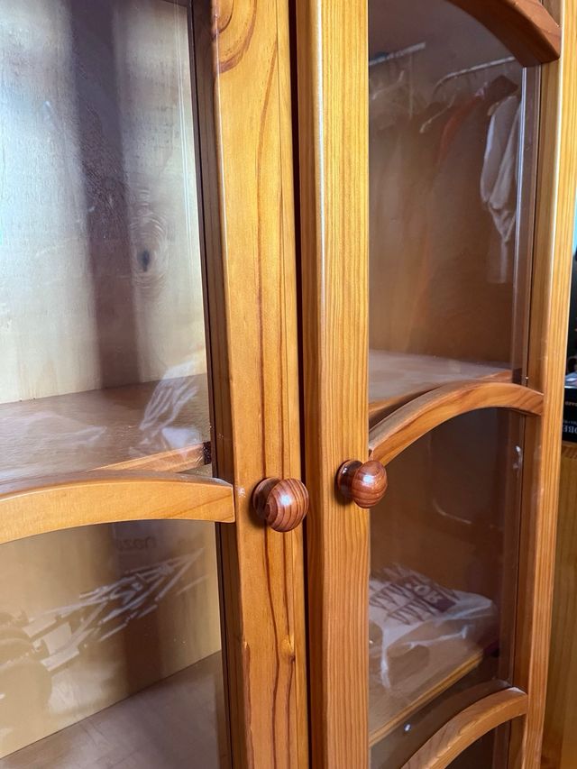 Vitrina de pino macizo con puertas de cristal