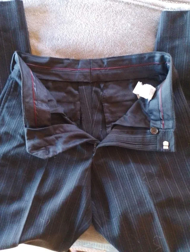 Pantalones de vestir a rayas negros. Zara.