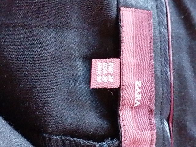 Pantalones de vestir a rayas negros. Zara.