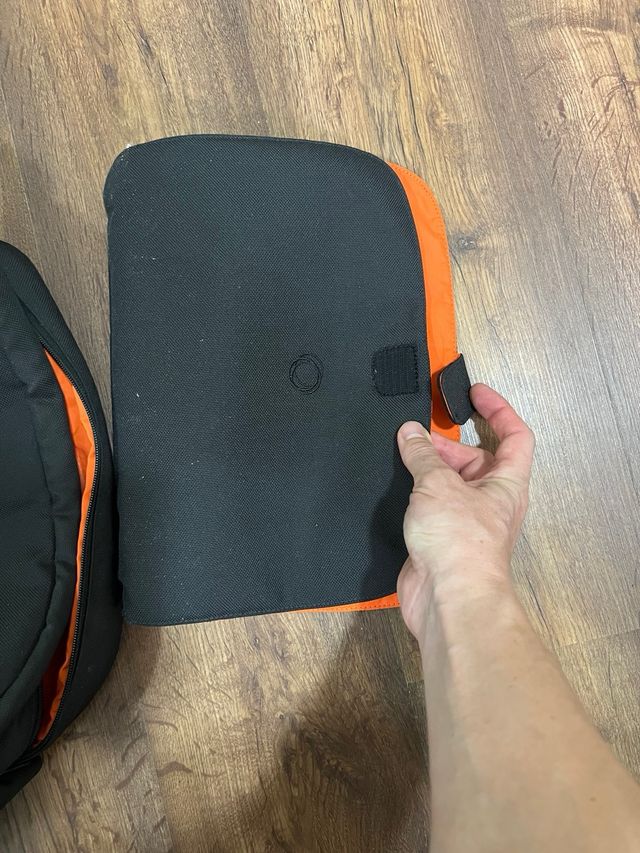 Bolso organizador negro y naranja