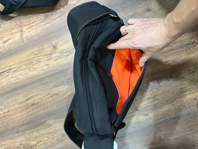 Bolso organizador negro y naranja
