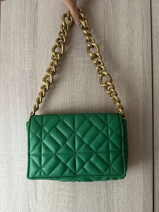 Bolso Zara verde acolchado cadena dorada