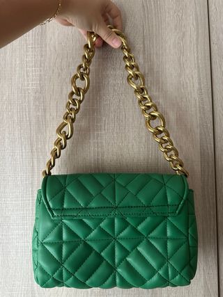 Bolso Zara verde acolchado cadena dorada