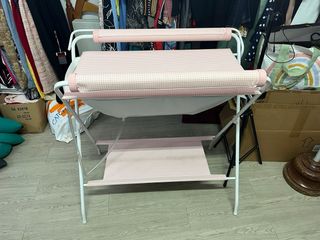 Cambiador y bañer de bebé rosa