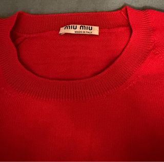 Maglione rosso con fantasia bianca