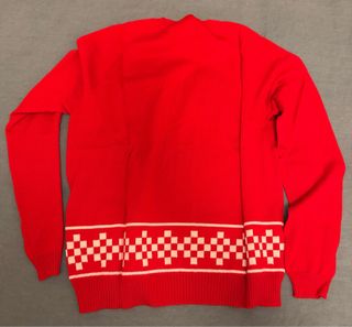 Maglione rosso con fantasia bianca