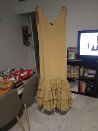 Traje de gitana beige hecho a mano con lunares bla