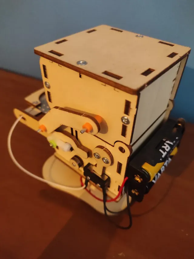 Salvadanaio mangiasoldi in legno