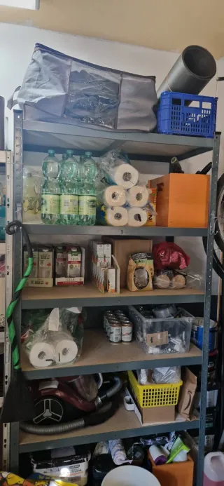 Estantería metálica y madera