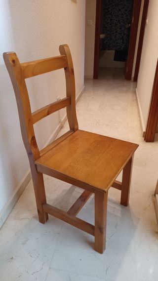 Set mueble pino macizo, mesa y 4 sillas.