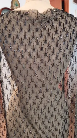 Rejilla antigua con azabaches