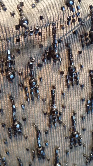 Rejilla antigua con azabaches