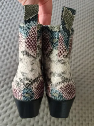 Botas Zara Talla 40 polipiel serpiente