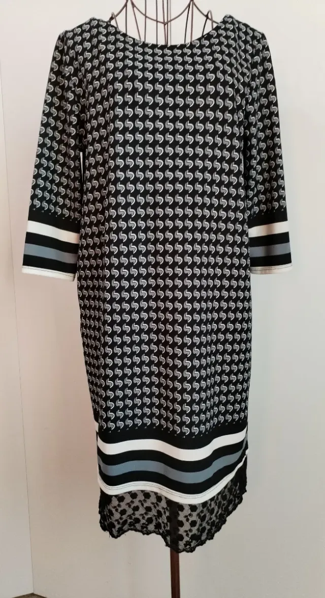 Abito fantasia geometrica con pizzo