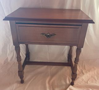 Mesita de noche de madera