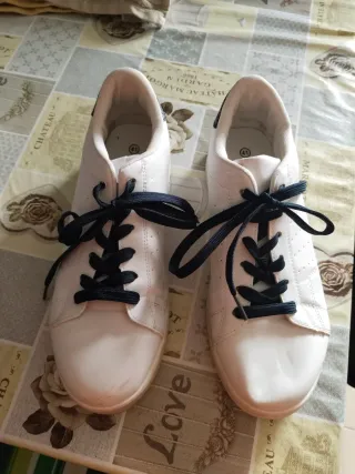 Deportivos unisex blancos y color beige.