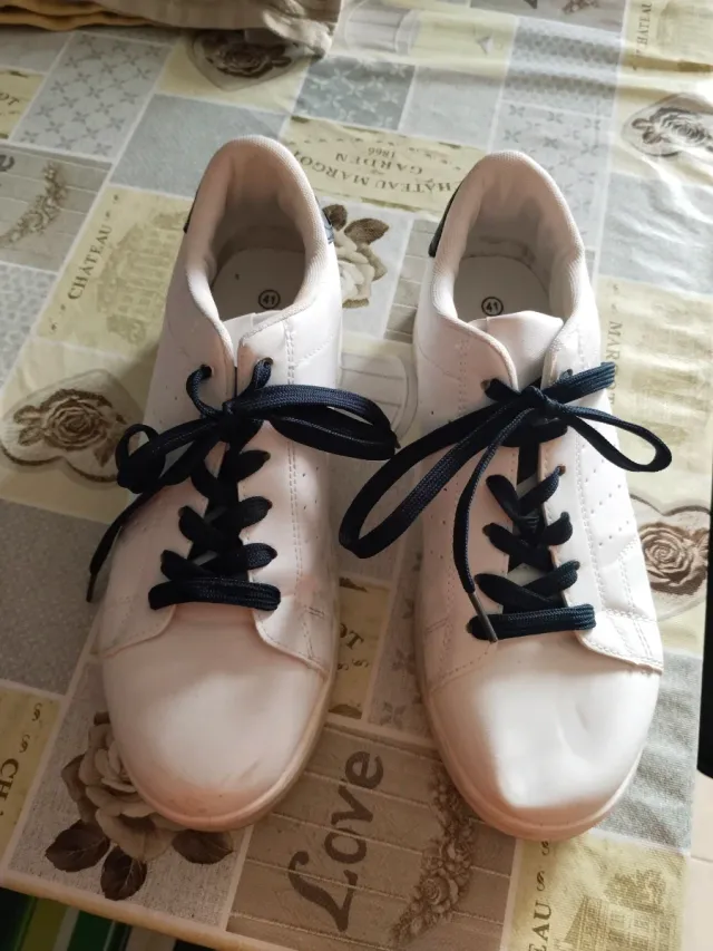 Deportivos unisex blancos y color beige.