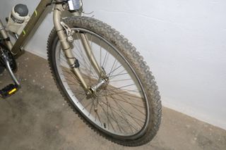 Bicicleta de montaña color dorado