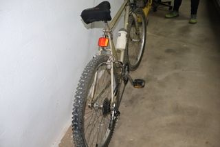 Bicicleta de montaña color dorado